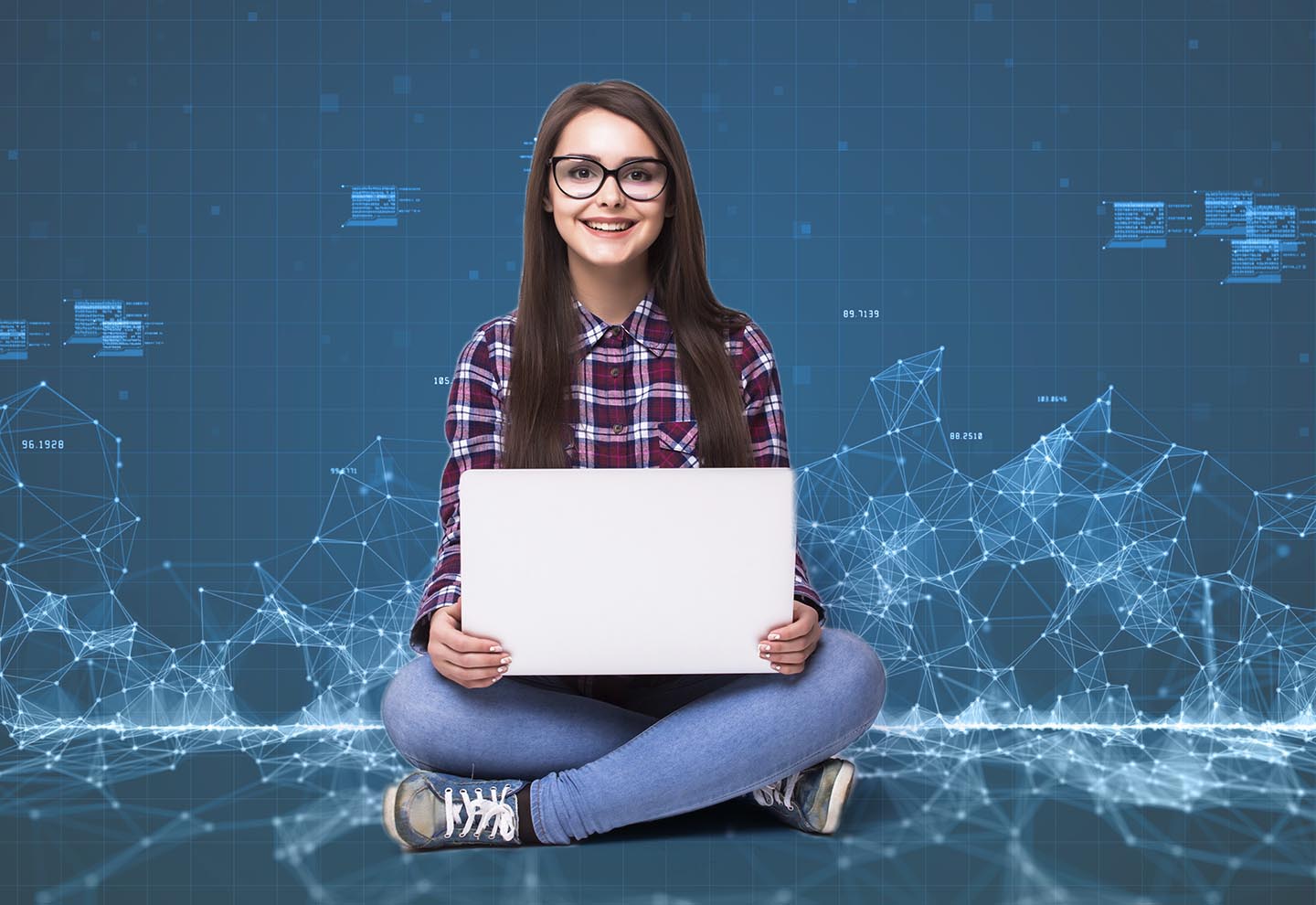 Une adolescente heureuse après le cours de programmation Python