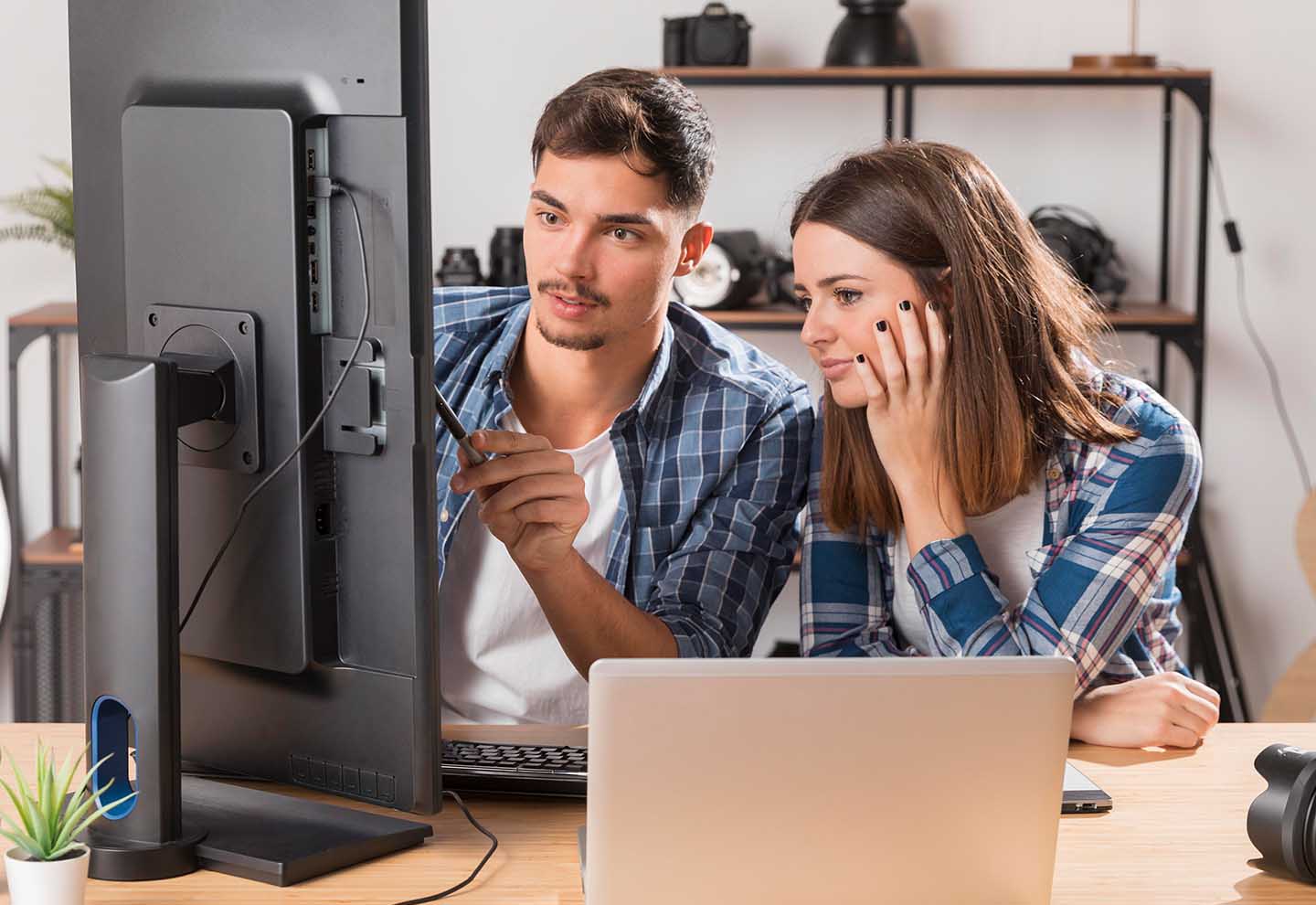 Junge Erwachsene lernen in einem Online-Kurs gemeinsam programmieren