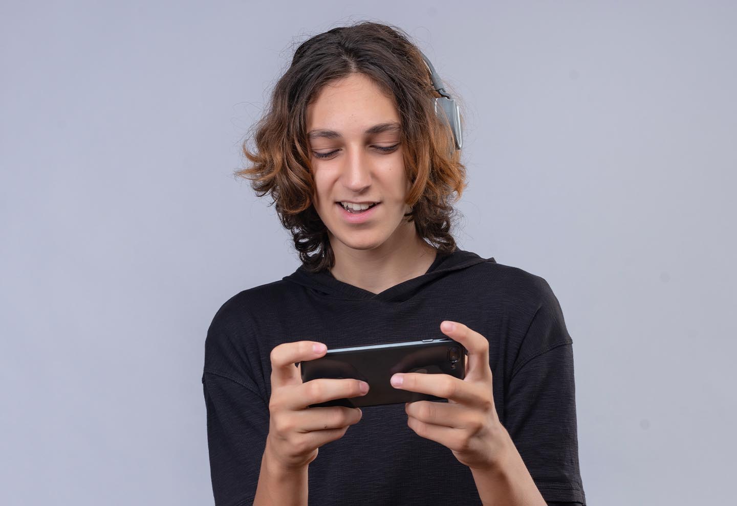 Adolescent utilisant le moteur Godot sur son smartphone