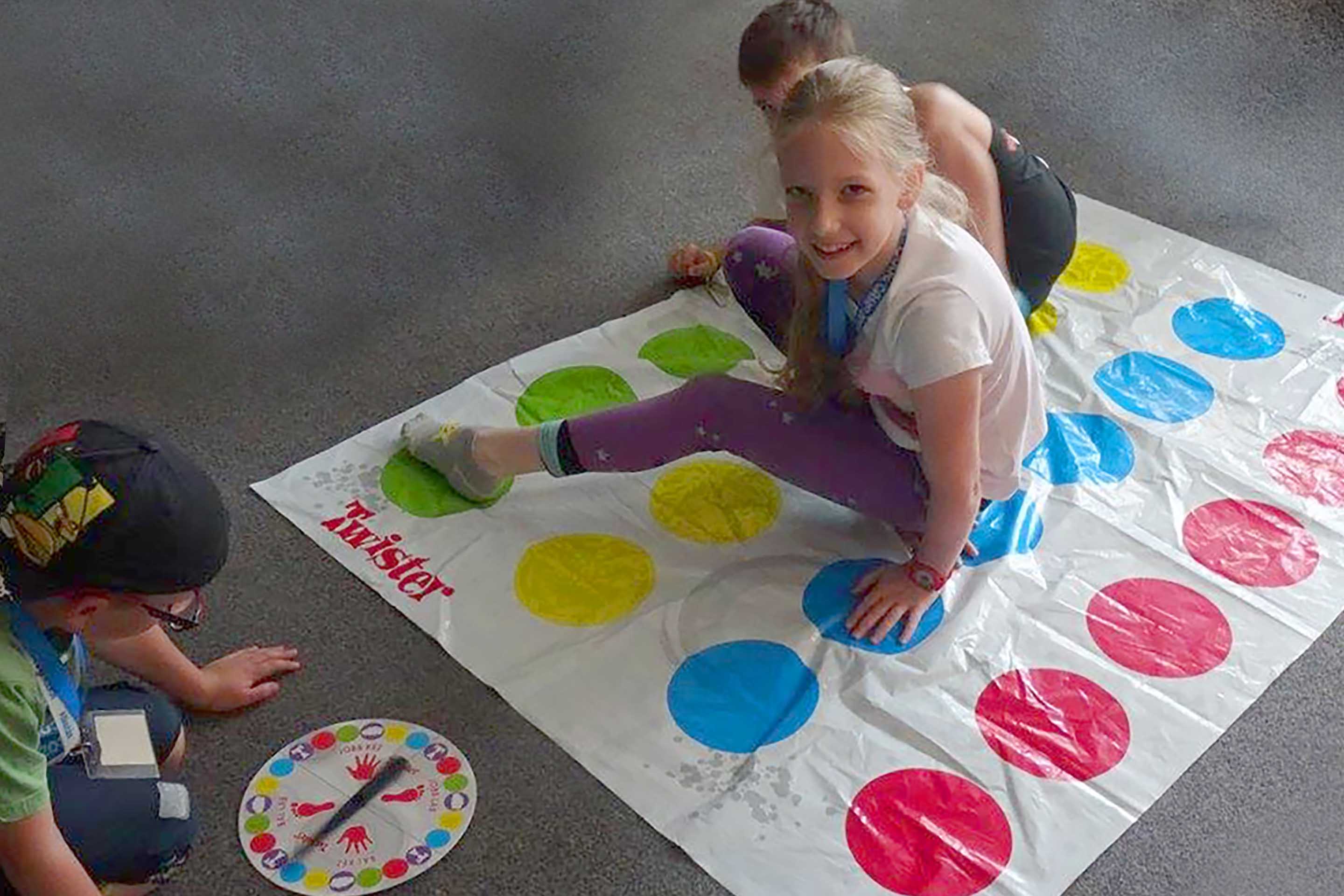 Kinder spielen Twister